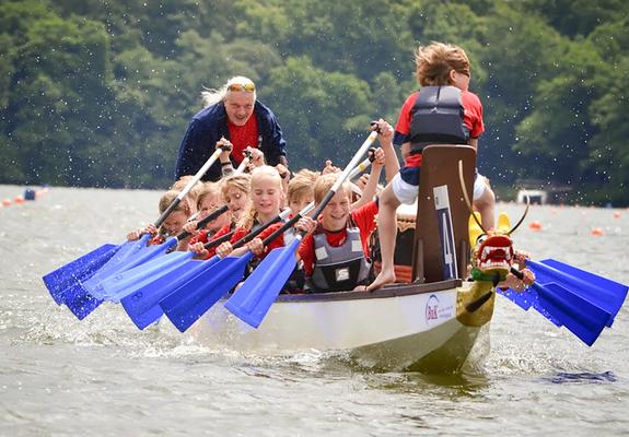 Die Neumühler Schule führt nach drei Jahren Pause wieder ihr Wassersportcamp am Ruppiner See in Brandenburg durch.