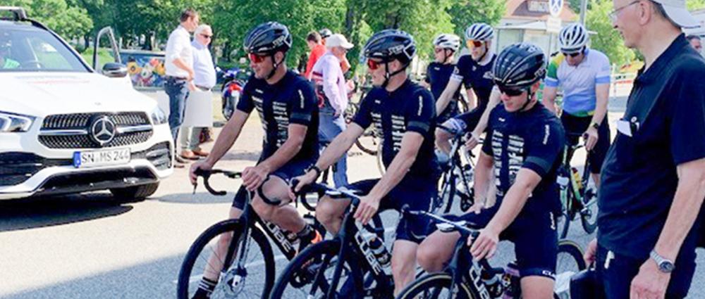 Mitte Mai startete die Charity- Tour „500 Kilometer durch MV“ vor der Kinderklinik der Helios Kliniken Schwerin. Ironman Michael Kruse und seine Mitfahrer machten sich auf, um an einem Tag über Wismar bis nach Stralsund zu fahren.