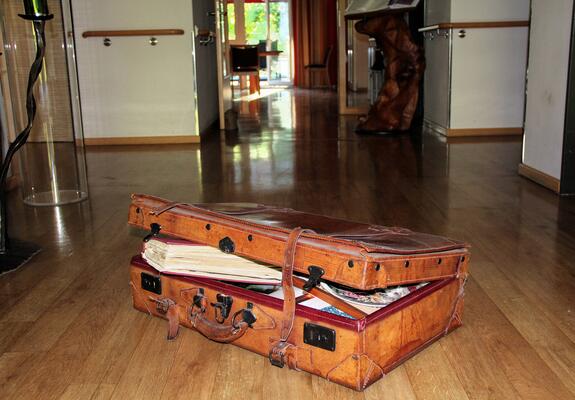 Inspiriert von der Wanderausstellung „Ein Koffer für die letzte Reise“ aus dem Jahr 2006 liegt im Eingang des Hospiz Am Aubach ein Koffer, der mit verschiedensten Erinnerungsstücken gefüllt ist, Fotos: Hospiz Am Aubach