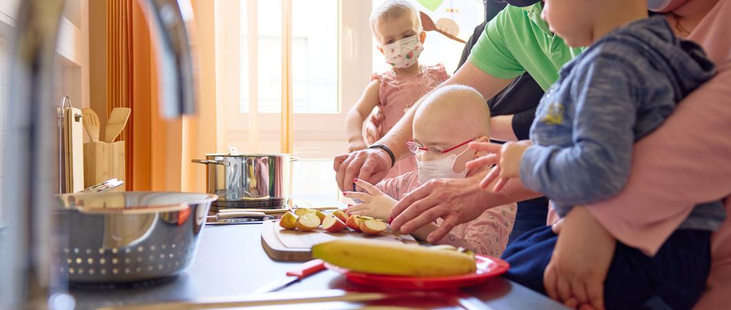 Kinder in onkologischer Behandlung brauchen viel Kraft. Doch die Therapie hat großen Einfluss auf das Essverhalten. Mit einer Therapieküche unterstützen Ärzte in Schwerin die Kinder dabei, wieder Appetit aufzubauen.
