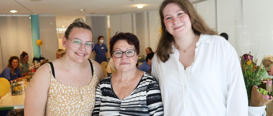 Dagmar Kliefoth mit den Hebammenstudentinnen Lina Greger (r.) und Sara Marie Grimm (l.), Foto: Helios