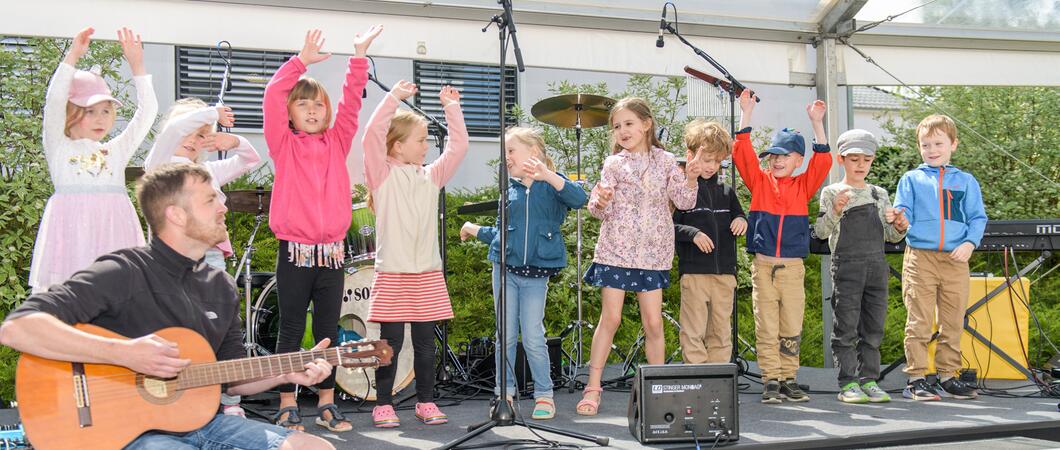 Kinder sangen zum Geburtstag der hauspost, Fotos: maxpress/iw