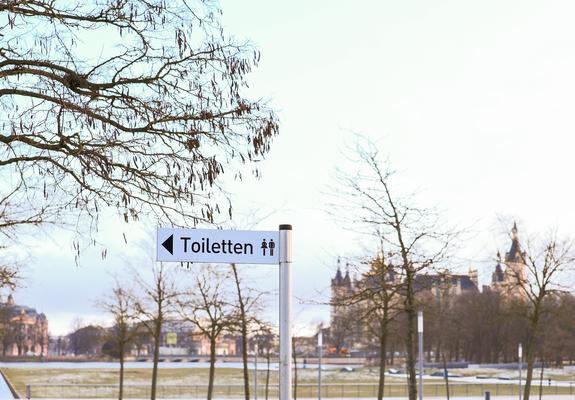 Jugendliche haben an einem Antrag zu Jugend in Schwerin mitgearbeitet. Dabei ging es auch um öffentliche Toiletten, Foto: maxpress