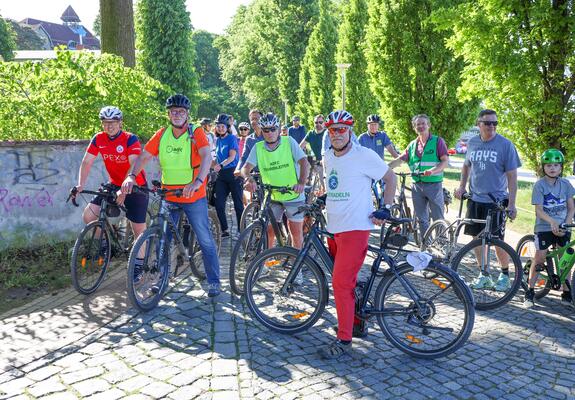 Das „Stadtradeln“ hat in Schwerin bereits Tradition: Bei der 11. Auflage vom 13. Mai bis 2. Juni 2024 legten 1.494 radbegeisterte Schwerinerinnen und Schweriner in 104 Teams insgesamt 284.647 Kilometer zurück und erreichten einen neuen Teilnehmerrekord.