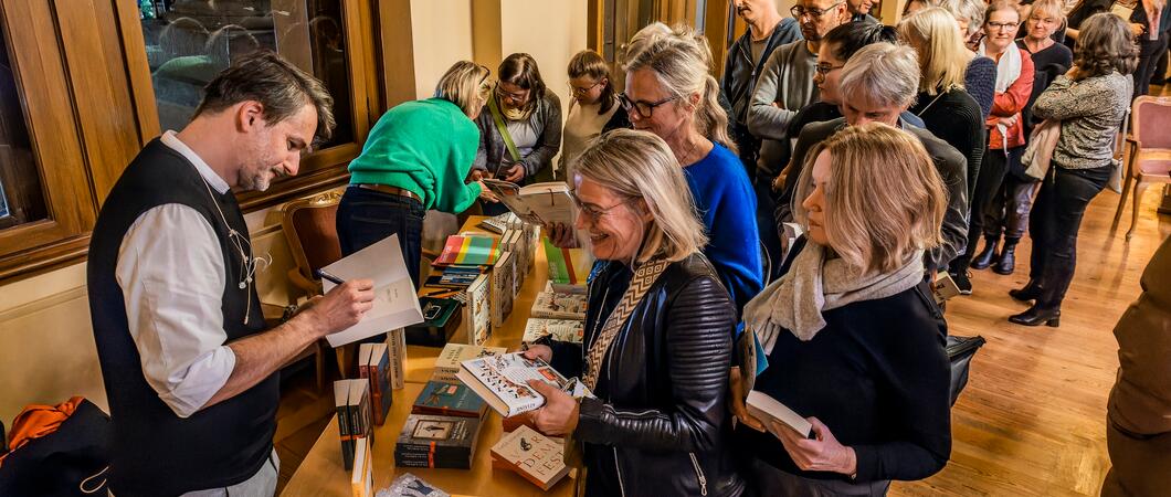 Großer Andrang am Büchertisch nach der Lesung mit Saša Stanišić im Konzertfoyer