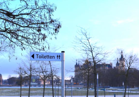 Die Stadtverwaltung hat dem Hauptausschuss der Stadtvertretung heute ein neues Konzept für die Bewirtschaftung der öffentlichen Toiletten in Schwerin vorgestellt. Es beinhaltet ein Standortkonzept mit wichtigen Neubau- und Sanierungsmaßnahmen