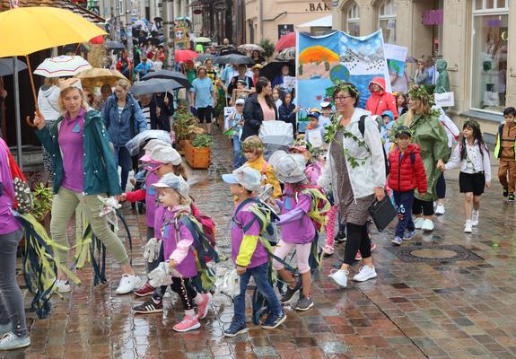 Trotz Regens sind hunderte Schweriner Kitakinder beim großen Umzug zum Start des Mother Earth-Festivals dabei gewesen und haben mit Kostümen und Transparenten für den Schutz der Erde demonstriert. Die Stimmung war trotz einiger Schauer richtig gut.