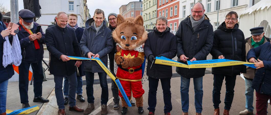 Nach mehrjährigen Bauarbeiten gibt die Landeshauptstadt Schwerin am 22. November 2024 die Wallstraßenbrücke, eine zentrale Verkehrsverbindung zwischen den Stadtteilen Paulsstadt und Feldstadt, dauerhaft für den Verkehr frei.