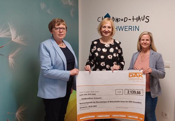 Geld für den guten Zweck: Mit einer Spende in Höhe von mehr als 2.100 Euro unterstützen aktive und ehemalige Beschäftigte der DAK-Gesundheit die Arbeit des Childhood-Haus Schwerin