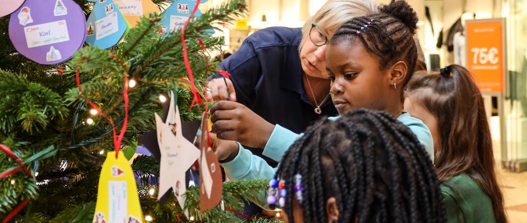 Neugierig begutachten erste Passanten die Kärtchen am Weihnachtsbaum im Erdgeschoss des Schlosspark-Centers. Es sind die liebevoll geschriebenen Wunschzettel zahlreicher Kinder, die auf ein kleines Weihnachtswunder hoffen.