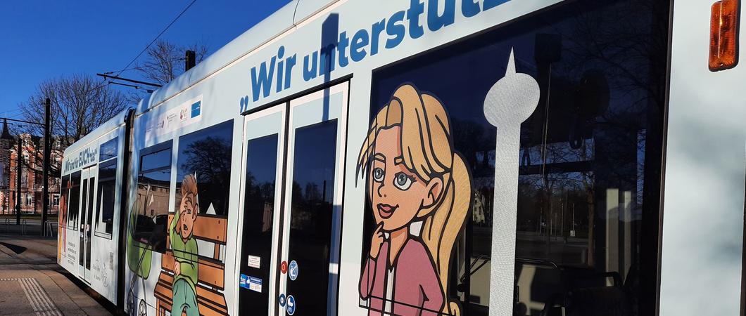 „Wir unterstützen euch“ – eine Straßenbahn des Nahverkehrs Schwerin macht werdende Eltern und Eltern mit Kindern bis 3 Jahre neuerdings auf alle Angebote der Frühen Hilfen in der Landeshauptstadt Schwerin aufmerksam.