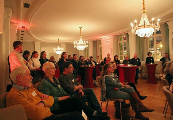 Rund 90 Gäste nahmen an der Jahresabschlussveranstaltung der Stadtmarketing-Gesellschaft Schwerin im Rathaus teil. In Kurzbeiträgen wurden sie über Themen wie Tourismusmarketing, Stadtentwicklung und Welterbeantrag informiert.