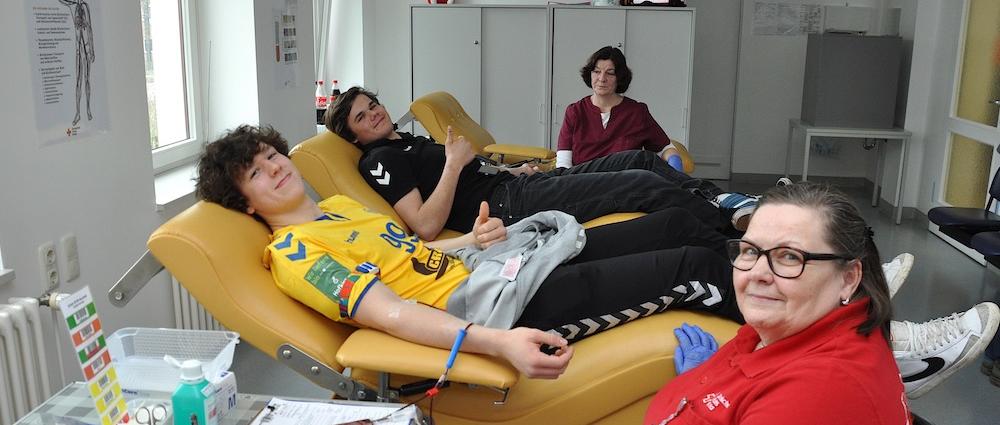Die Handballer der Mecklenburger Stiere initiieren angesichts der angespannten Situation einen Aufruf an alle Sportler und gesunden Erwachsenen, Blut zu spenden. Gestern Nachmittag fand sich eine Stiere-Gruppe beim DRK-Blutspendedienst in Schwerin ein.