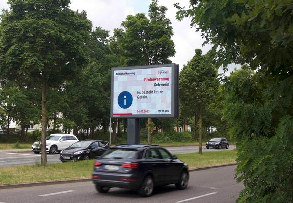 Die Probewarnung an den digitalen Informationstafeln in Schwerin, Foto: maxpress