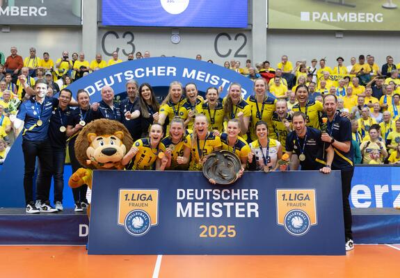 Was für ein Volleyball-Drama in der ausverkauften PALMBERG ARENA! In einem atemberaubenden Meisterschaftsfinale zeigte der SSC Palmberg Schwerin eine unglaubliche Willensleistung und krönte sich nach einem echten Kraftakt zum 13. Mal zum Deutschen Meister