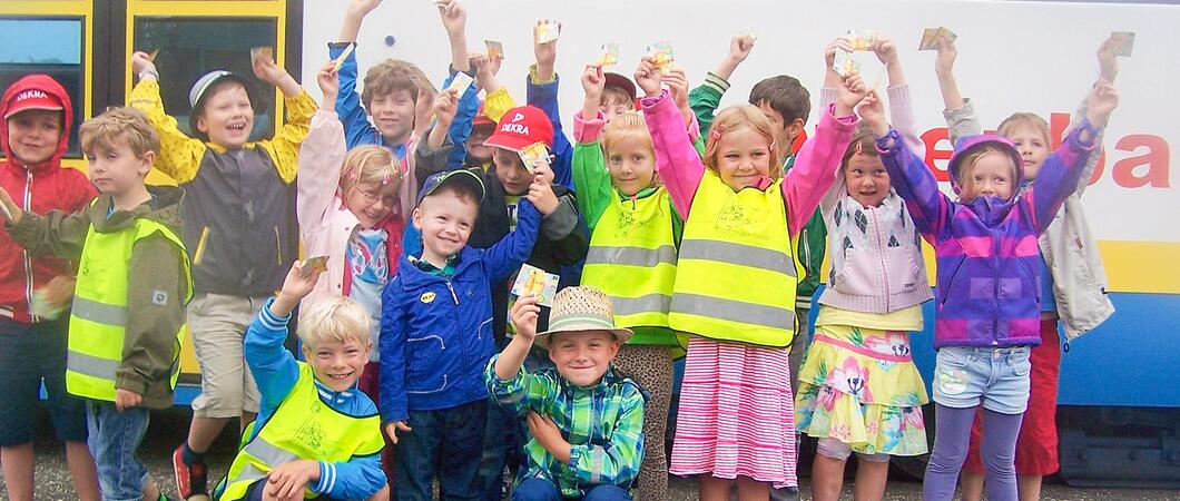 Mit dem kostenlosen ABC-Ticket trainieren zukünftige Erstklässler den Weg zur Schule schon, bevor der Ernst des Lebens beginnt. Zusammen mit Eltern, Großeltern oder älteren Geschwistern können sie üben, wie sie sich sicher im Straßenverkehr bewegen.