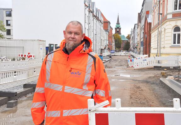 Im Auftrag der Schweriner Abwassertentsorgung (SAE) erfolgten in der Amtsstraße umfangreiche Arbeiten am Kanalsystem. Bis Weihnachten soll die koordinierte Baumaßnahme fertiggestellt sein. Insgesamt floss rund eine Million Euro in das Vorhaben.