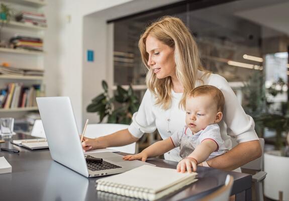 Komplizierte Papierformulare sind bei der Kita gGmbH passé. Mit nur wenigen Klicks können interessierte Eltern jetzt ihre Kinder für die Kita anmelden.