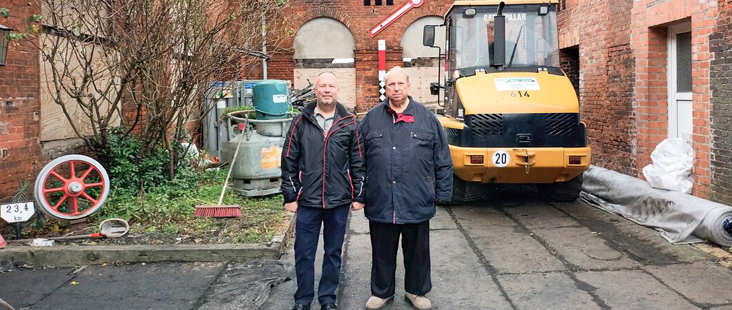 Viel haben die Mecklenburgischen Eisenbahnfreunde schon bewegt, nachdem ihr Museum im Juli 2023 abgebrannt war. Auf der Halle thront ein nagelneues Dach, momentan läuft die Entkernung des ehemaligen Eingangsbereiches.