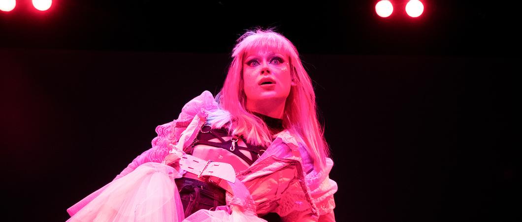 Das Mecklenburgische Staatstheater zeigt im März die Premiere des Rock-Musicals Hedwig and the Angry Inch