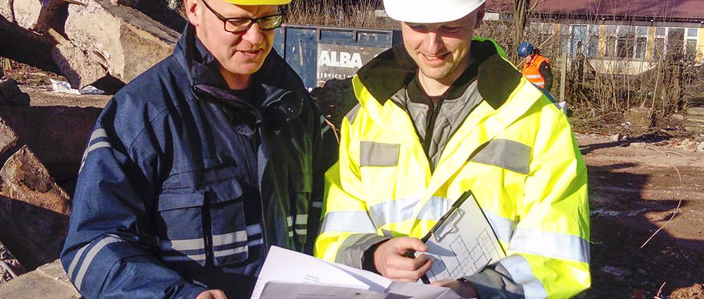 V.l.: Karsten Brauer und Hagen Schroth vom Bereich Bau beaufsichtigen den Abriss
