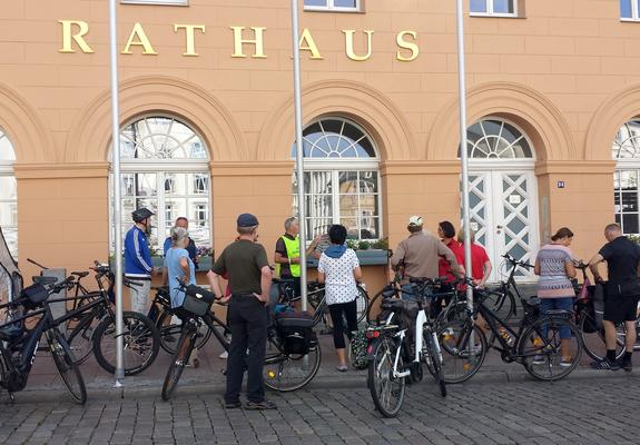 In den Sommermonaten bietet die Schweriner Regionalgruppe des Allgemeinen Deutschen Fahrrad-Clubs (ADFC) Feierabendtouren an, deren Ziel vorher eigentlich nur der Tourenleiter kennt. Aber in diesem Jahr ist es anders.