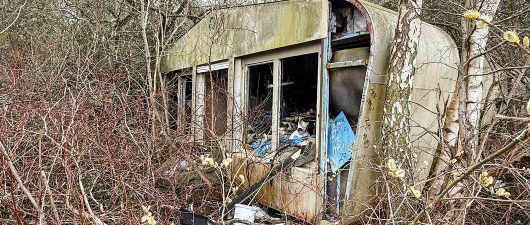 Auf dem Gelände des ehemaligen KIW „Vorwärts“ am Mittelweg fristet eine verlassene Raumerweiterungshalle ihr Dasein. Einst als Ziehharmonika-Kaufhalle bekannt, gilt das Objekt als Überbleibsel genialer Ingenieurskunst.