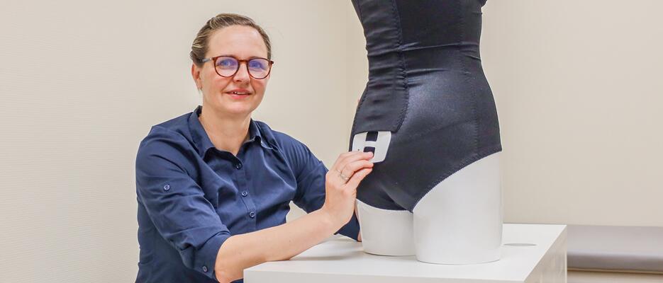 Osteoporose, auch als Knochenschwund bezeichnet, ist eine Erkrankung, von der viele betroffen sind. STOLLE klärt am Aktionstag über Vorbeugung, Symptome und Hilfsmittel auf.
