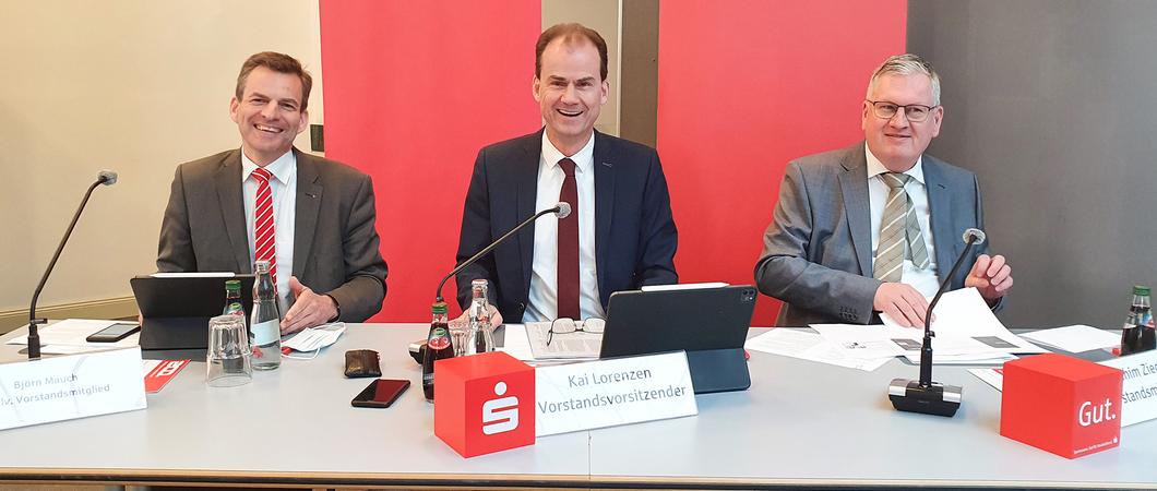 Der Vorstand der Sparkasse Mecklenburg-Schwerin zog im Rahmen des Jahrespressegesprächs eine erfolgreiche Bilanz für 2021 – das Jahr, in dem die Sparkasse auch ihren 200. Geburtstag feierte.
