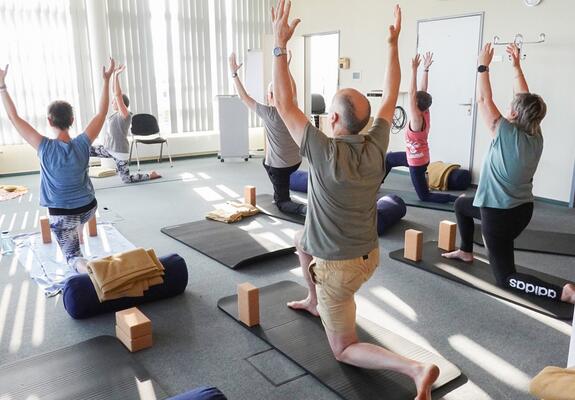 Im April startete der erste Kurs „Yoga für Menschen mit Krebserfahrung“ in den Helios Kliniken Schwerin. Wegen der großen Nachfrage gibt es ab September weitere Kurse.