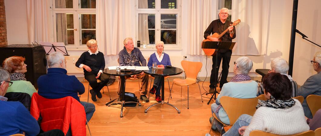 Der „Plattdütsch Kring tau Swerin“ organisiert monatliche Veranstaltungen im Schleswig-Holstein-Haus. Musik, Lesungen mit Prosa und Lyrik plattdeutscher Autoren sorgen für gute Laune.