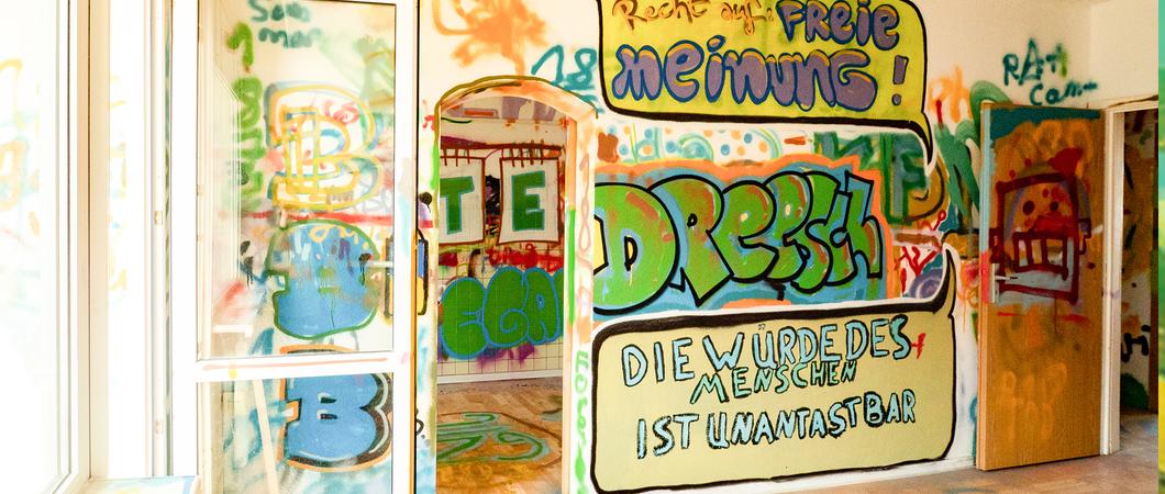 Ob dick-blockige Graffiti-Kunst, Werke mit Pinsel, Farbe, Collagen oder unterschiedliche Installationen: Das Kunstprojekt im Wohnblock an der Pankower Straße brachte die Schaffenden zueinander und die Besucher zum Staunen