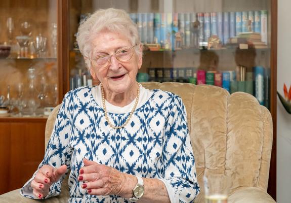 Mit bunten Blumen und einem schönen Präsentkorb gratulierte die WGS Elsbeth Hoch. Die Mieterin macht nicht den Eindruck einer Frau, die erst kürzlich 101 geworden ist.
