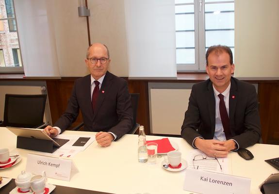 V.l.:Sparkassen-Vorstand Ulrich Kempf und Kai Lorenzen, Vorsitzender des Vorstandes des Sparkasse Mecklenburg-Schwerin