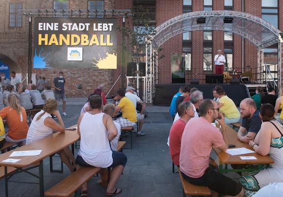 Unter dem Slogan „Eine Stadt lebt… Handball“ präsentierten die Mannschaften der Mecklenburger Stiere und des SV Grün-Weiß am Dienstagabend eine Veranstaltung, die es so noch nicht gegeben hat, mit Liveshow und kulinarischen Genüssen.