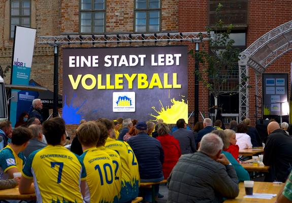 Am 8. September ging die Veranstaltungsreihe der „Sportstadt Schwerin“ in eine neue Runde. Unter dem Motto „Eine Stadt lebt… Volleyball“ haben die Spielerinnen des SSC Palmberg Schwerin mehr als 200 Fans auf dem Schlachtermarkt ordentlich eingeheizt.