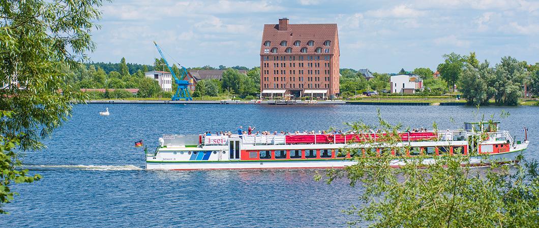 Ziegelsee-Schwerin Weisse-Flotte-Ausflugsschiff c maxpress haupt