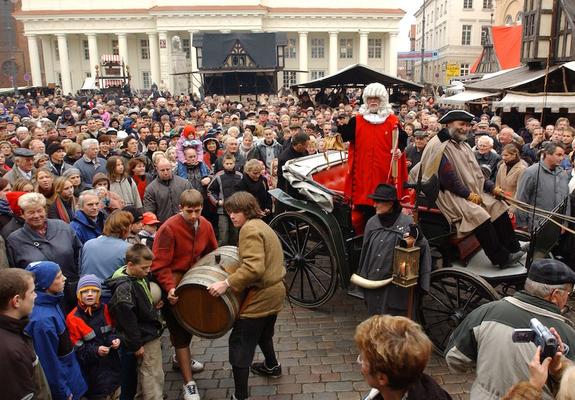 Am Sonntag kommt der Martensmann wieder mit der Kutsche auf dem Markt in Schwerin an und streitet sich traditionsgemäß mit dem Stadtpräsidenten