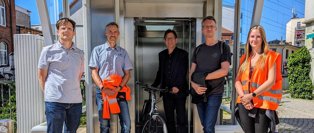 Am Montag gab Verkehrsdezernent Bernd Nottebaum die erneuerten Fahrstühle für die barrierefreie Nutzung der Fußgängerunterführung in der Lübecker Straße frei. Die beiden neuen Aufzüge sind 40 Zentimeter tiefer als ihre Vorgänger.