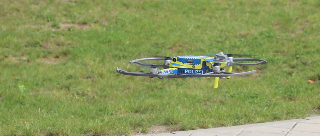 Die sieben Kriminaldauerdienste der beiden Polizeipräsidien werden ab sofort mit Drohnen ausgestattet. Das hat Innenminister Torsten Renz am Mittwoch bei einem Pressetermin in Schwerin verkündet.