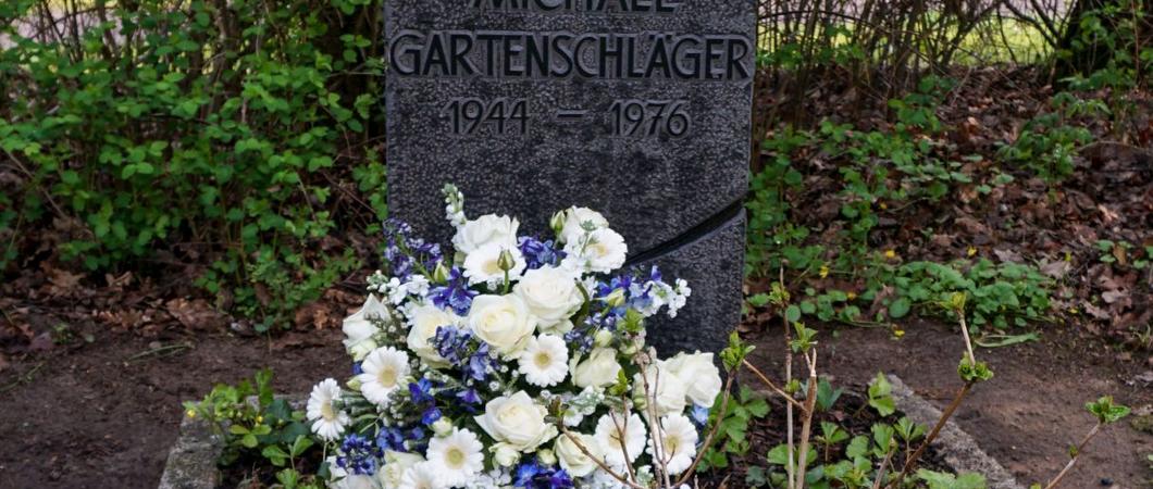 Am Ehrengrab von Michael Gartenschläger legten zu seinem 45. Todestag die Landesbeauftragte für MV für die Aufarbeitung der SED-Diktatur Anne Drescher und Vertreter der Gesellschaft für Regional- und Zeitgeschichte Blumen nieder .