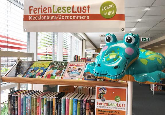 Schülerinnen der 4. bis 6. Klassen können sich ab dem 7. Juni 2021 in der Hauptbibliothek in den Schweriner Höfen oder in der Stadtteilbibliothek Neu Zippendorf für das Lese-Sommer-Special „FerienLeseLust“ anmelden und sofort abtauchen