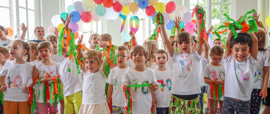 Nach dem 20. Geburtstag der Kita „Reggio Emilia“ und der Kita „Löwenzahn“ feierte bereits die dritte Einrichtung der Kita gGmbH in diesem Jahr ein Jubiläum – die Kita „Flitzebogen“. 1954 eröffnete der damalige Neubau am Rande der Weststadt.