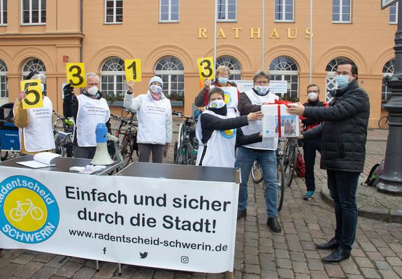 Madleen Kröner von der Initiative Radentscheid übergibt die 5313 Unterschriften an Stadtpräsident Sebastian Ehlers