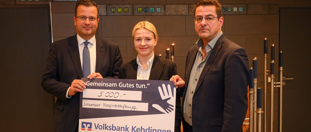 V.l: Sebastian Ehlers, stellvertretender Stiftungsvorsitzende, Maertha Laut, GF Die Feuerbestattungen Schwerin und Karsten Arndt, Vorsitzender Hospizstiftung Schwerin