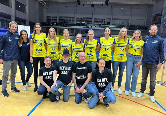 Neben neuen Spielerinnen, neuer Motivation und neuer Kraft, wird nun auch ein neuer Vereinssong die Volleyballmannschaft um Trainer Felix Koslowski und die Fans des SSC Palmberg Schwerin in die kommende Saison begleiten.