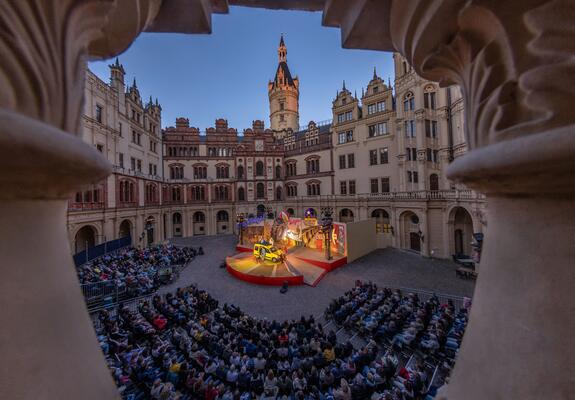 Die Schlossfestspiele Schwerin werden im kommenden Sommer gut vier Wochen lang den Spielplan des Mecklenburgischen Staatstheaters bereichern.