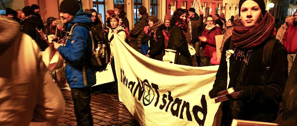 Viele Schweriner demonstrierten vor dem Rathaus für das Ausrufen des Klimanotstandes