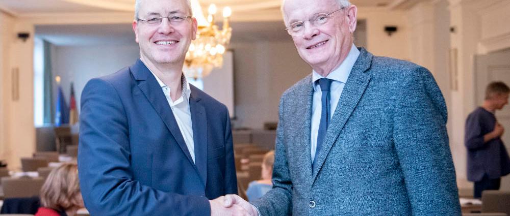Hand drauf! WGS-Aufsichtsratsvorsitzender Daniel Meslien wird von Norbert Rethmann, Vorsitzender des Welterbevereins herzlich als Mitglied begrüßt