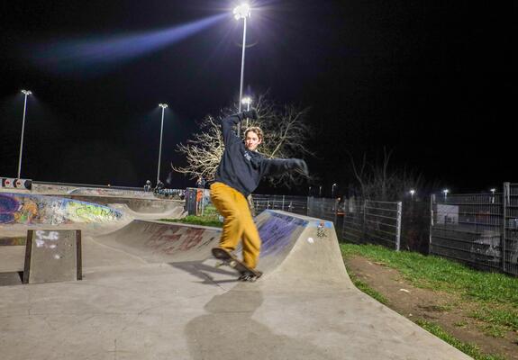 Für alle, die mit dem Board nicht nur auf flachen Wegen unterwegs sein möchten, bietet der Skaterpark in Lankow ganz viele Möglichkeiten, in den Halfpipes, mit Hindernissen und Schrägen ihre Kunststücke zu üben. I